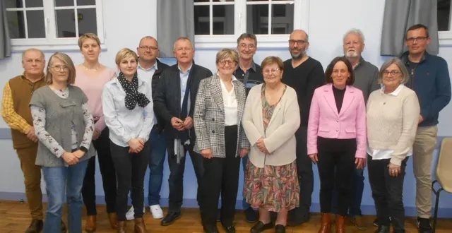 photo  une partie de la liste « vivre ensemble à dissay ». au centre, la tête de liste évelyne chevallier.  &copy;  ouest-france 