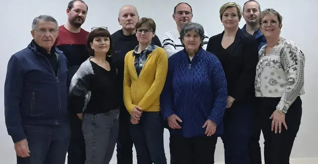photo  sandrine béchy, maire sortante, présente une équipe de proximité. manque mélanie longuet.  &copy;  co 