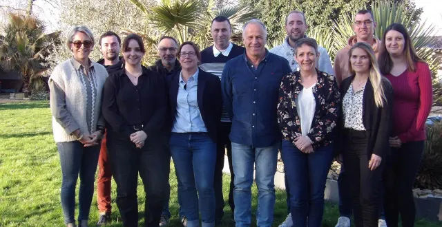 photo  les candidats entourent josé charpentier, tête de liste.  &copy;  co 