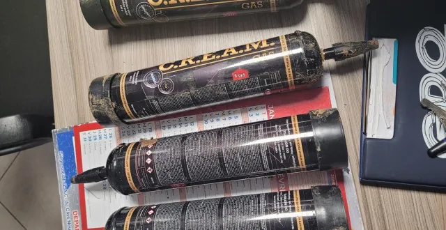 photo  la police municipale récupère chaque semaine, des bombonnes de protoxyde de gaz dans l’espace public à ifs (calvados).  &copy;  police municipale d’ifs 