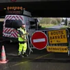 photo juigné-sur-loire, le 12 février 2026. des agents du département de maine-et-loire barrent la route entre les ponts-de-cé et juigné-sur-loire avant que la loire ne déborde sur la route.