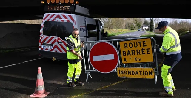 photo  juigné-sur-loire, le 12 février 2026. des agents du département de maine-et-loire barrent la route entre les ponts-de-cé et juigné-sur-loire avant que la loire ne déborde sur la route.  &copy;  photo co - josselin clair 