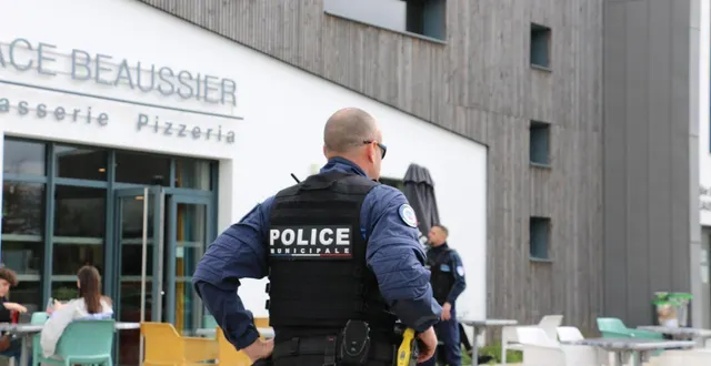 photo  le maire sortant et candidat christophe béchu compte gonfler les effectifs de la police municipale pour le prochain mandat, s’il est élu, en passant le nombre d’agents de 75 à 100. c’est l’un de ses mesures phares.  &copy;  archives ouest-france 