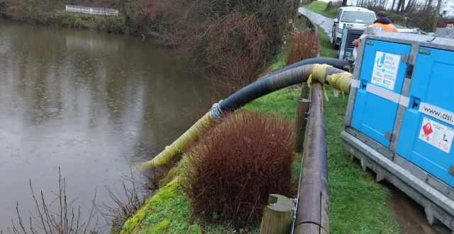 photo  neufchâtel-en-saosnois, vendredi 13 février 2026. les opérations de pompage ont démarré en début d’après-midi pour que le couple d’octogénaires puisse réintégrer son domicile.  &copy;  jean-denis guibert 