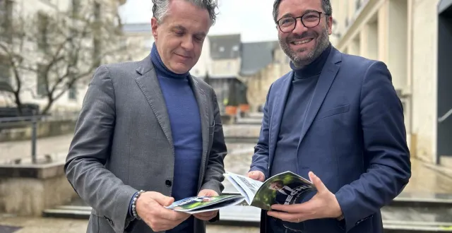 photo  angers, vendredi 13 février 2026. christophe béchu et anthony lusson (n° 3 sur la liste angers pour vous) ont réceptionné le programme qui sera distribué à partir de ce samedi.  &copy;  co 