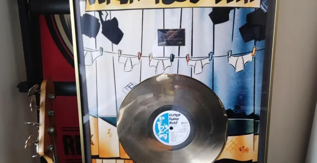 photo  le disque d’or ayant appartenu à twistos, le guitariste d’elmer fodd beat décédé en 2017.  &copy;  dr 