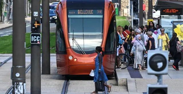 photo  une jeune femme d’une vingtaine d’années a heurté un tramway alors qu’elle traversait la voie.  &copy;  archives illustration le maine libre - denis lambert 