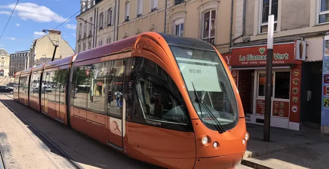 photo  une femme a été percutée par tramway, au mans, vendredi 13 février 2026.  &copy;  archives ouest-france 