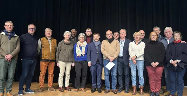photo  treize des dix-sept maires (présents sur la photo) qui ne se représentent pas aux municipales ont assisté à leur dernier conseil de la communauté urbaine d’alençon.  &copy;  ouest-france 