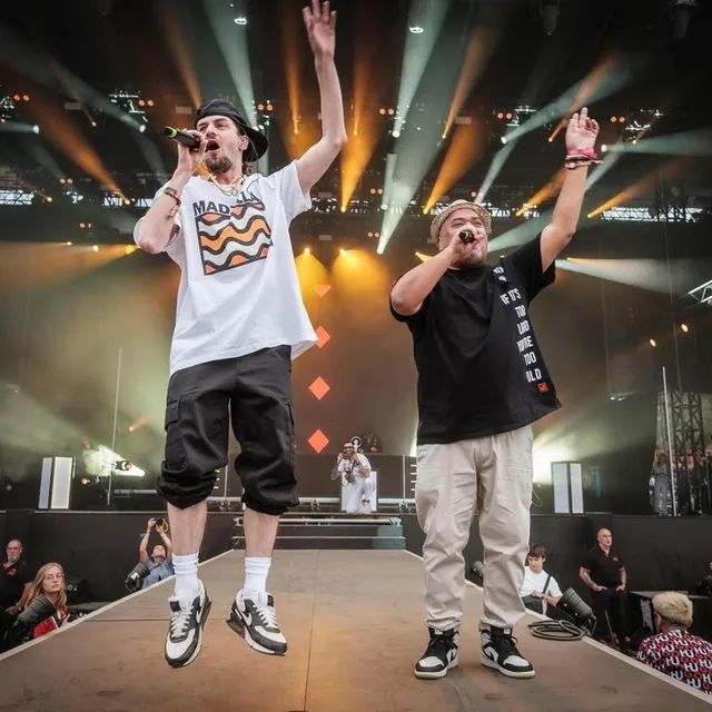 photo les mcs blabbermouf et troy berkley avec le groupe l’entourloop en concert au festival la nuit de l’erdre (loire-atlantique) en juillet 2025.  ©  archives simon torlotin / ouest-france