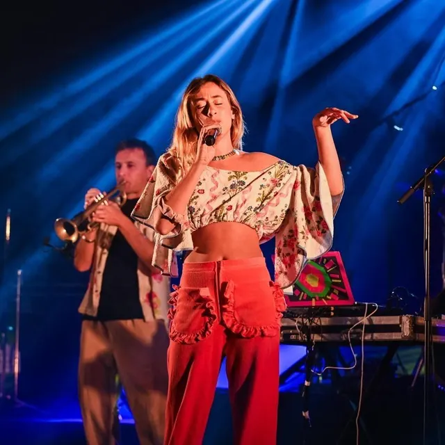photo la chanteuse franco-brésilienne luiza ici en concert à saint-lô dans la manche en novembre 2024.  ©  archives mathis harpham / ouest-france