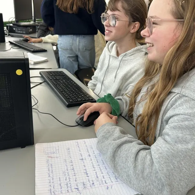 photo jeudi 12 février, les élèves préparent leurs questions en vue de leurs premières interviews.  ©  le maine libre