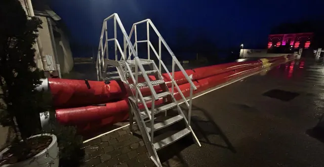 photo  un barrage a été posé ce vendredi au port des noues aux ponts-de-cé afin d’empêcher les eaux de la loire d’inonder les maisons des riverains, dans ce secteur très bas de la cité ligérienne.  &copy;  co 