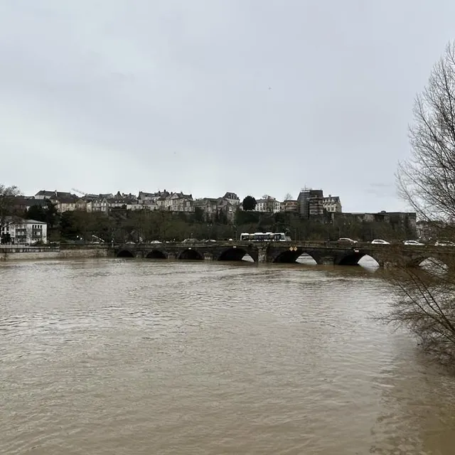 À Angers, l’eau monte sous les arches du pont de Verdun. CO photo à angers, l’eau monte sous les arches du pont de verdun. © co