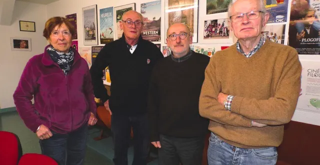 photo  la programmation de cinéloustics est un travail de longue haleine pour maryvonne trégouet, rené hilary, philippe languille et michel bailly.  &copy;  ouest-france 