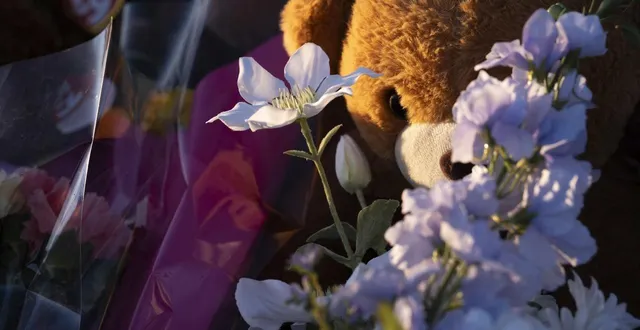 photo  bougies, fleurs, photos, peluches et autres objets ont été déposés devant un mémorial improvisé en hommage aux victimes, quatre jours après la fusillade meurtrière survenue dans une école de tumbler ridge, en colombie-britannique (canada), le 13 février 2026.  &copy;  afp 