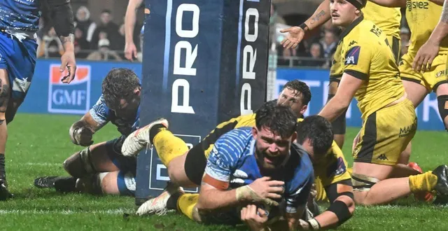 photo  la pluie et le terrain gorgé d’eau ont compliqué la tâche du rc vannes.  &copy;  thierry creux / ouest-france 