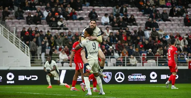 photo  ivann botella saute ici dans les bras d’alexandre duville-parsemain, auteur de son premier but sous les couleurs du sm caen sur l’ouverture du score rapide, vendredi 13 février 2026 à dijon (3-3).  &copy;  photopqr/le bien public/maxppp 