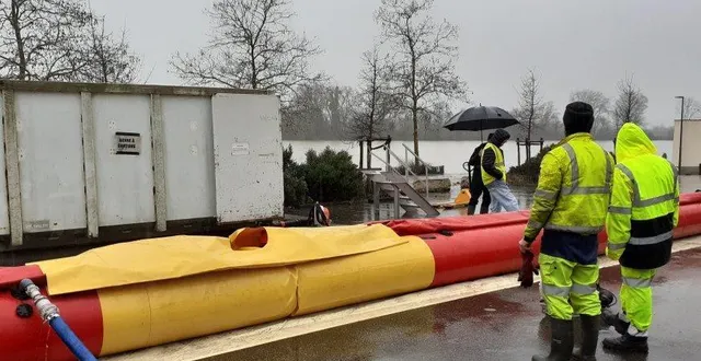 photo  les employés des services techniques de la ville remplissent d’eau un barrage qui doit contenir la montée des eaux au port des noues.  &copy;  ouest-france 
