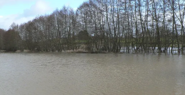 photo  après les fortes précipitations des derniers jours, la rivière a quitté son lit pour transformer un champ en grand lac.  &copy;  ouest-france 