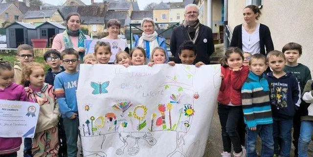 photo  des élèves de l’école georges-jean-de-courdemanche, ont reçu le diplôme des lauréats du concours laïcité.  &copy;  ouest-france 