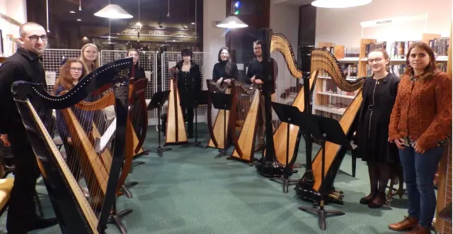photo  les harpistes de l’école de musique de l’anjou bleu, à la bibliothèque de candé. à droite, cindy le guen, bibliothécaire intercommunale.  &copy;  co 