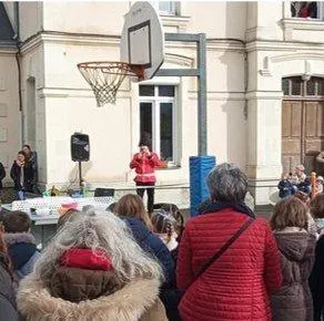 photo  samedi dernier, à l’école saint-louis, un garde anglais (hugues boivin, directeur) a animé cette matinée devant des parents venus nombreux.  &copy;  co 