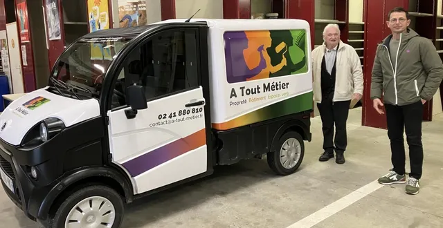 photo  claude charrais (à gauche), président d’a tout métier, et philippe bioteau, son directeur, devant l’un des véhicules électriques de l’association, pouvant se conduire sans permis.  &copy;  co 