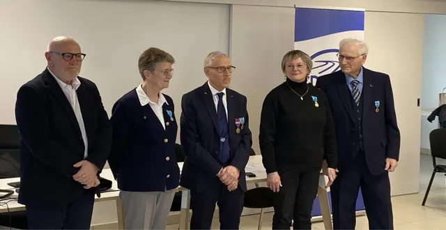 photo  bertrand jublot, claire lengronne, noël bleu, chantal theau et jean-paul dupuis. claire lengronne et chantal théau ont été mises à l’honneur pour leur engagement remarquable. elles ont respectivement reçu l’échelon argent et l’échelon or de la médaillede la jeunesse, des sports et de l’engagement associatif.  &copy;  co 