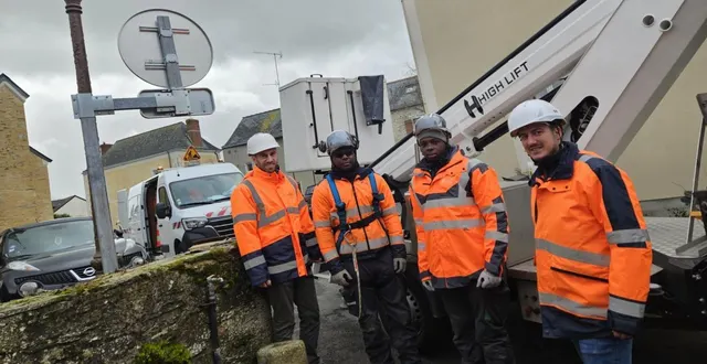 photo  l’entreprise vient de poser une nouvelle lanterne, équipée d’un plateau led. de g. à dr. : basile ramé, astrando, christoph et jimmy rondereau, conducteur de travaux pour l’entreprise equans.  &copy;  co 