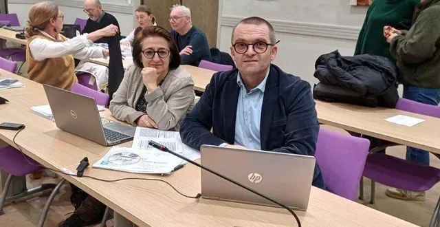 photo  l’adjoint aux finances mickaël blot a présenté le budget de la dernière mandature, en présence de nathalie lepage, responsable finances à bellevigne-en-layon.  &copy;  co 