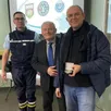 photo  alain lefranc a remis la médaille des amis de la gendarmerie à la ville d’allonnes représentée par cyril guilbaud. 