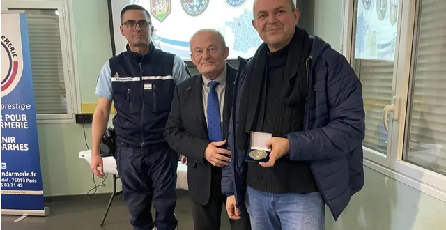 photo  alain lefranc a remis la médaille des amis de la gendarmerie à la ville d’allonnes représentée par cyril guilbaud.  &copy;  le maine libre 