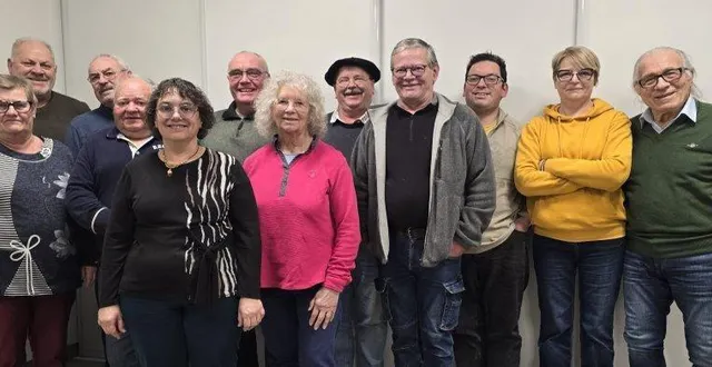 photo  la présidente monique rogereau (en pull rose au centre) est entourée des passionné(e)s de 2 cv.  &copy;  co 