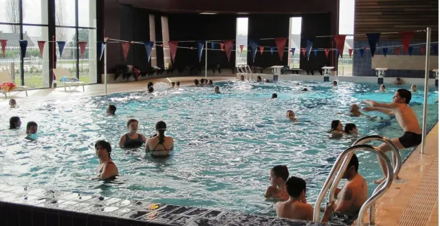 photo  *** local caption ***  pour l’instant, ça baigne quasiment deux mois après l’ouverture, le premier bilan est positif à la piscine pharéo de beaufort. de nouveaux cours et des nouvelles activités vont voir le jour avant et après l’été.   les jours d’affluence, pendant les vacances, la piscine a accueilli près de 700 personnes en une journée.  &copy;  archives co 
