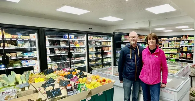 photo  laurent et karine claes accueillent les clients dans l’épicerie viveco.  &copy;  co 