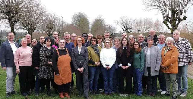 photo  la liste conduite par muriel fiez (au premier rang en gris foncé).  &copy;  le maine libre 