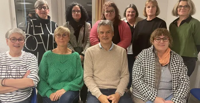 photo  le bureau de la fcai : stéphanie aury (trésorière), cécile lebarbey (animatrice), stéphane réaubourg (président), chantal marie (vice-présidente). debout : nadine lefoyer (trésorière adjointe), angélique bahri (vice-présidente), maryline benmira (secrétaire), myriam régnier (secrétaire adjointe), pascaline catherine-mézeray (trésorière adjointe), isabelle delvar (secrétaire adjointe).  &copy;  ouest-france 