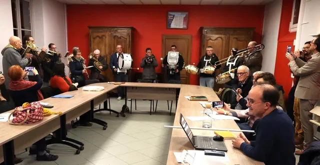 photo  alain besnier au premier plan à droite, n’en croit pas ses yeux.  &copy;  le maine libre 