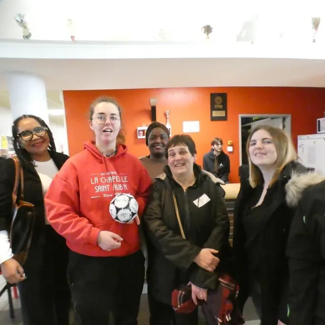 photo marine laurent employée socio-sportif de l’asca basket avec une partie du groupe qu’elle a encadré.  ©  ouest-france