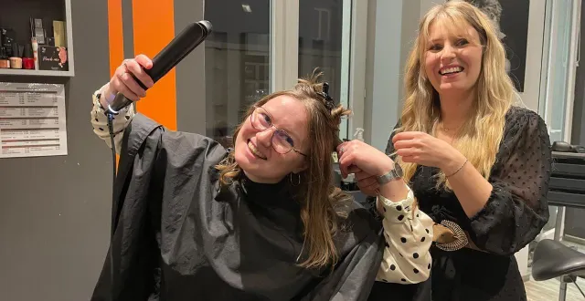 photo  lara, 26 ans, apprend au salon de coiffure des techniques pour mieux se coiffer chez elle. ici, ce jeudi 12 février 2026 chez aquarel’coiffure à la flèche.  &copy;  le maine libre - louis gohin 