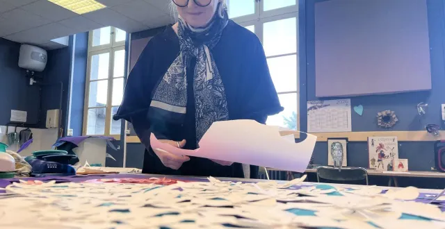 photo  véronique blaison travaille sur une exposition « parlez-moi d’amour », qui illustre sur des tableaux, plus de 40 témoignages reçus.  &copy;  le maine libre 