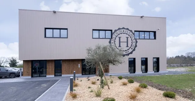 photo  le siège d’harcour est situé en bordure de la route de bonnétable. l’entreprise qui se développe à l’international compte plus de 75 salariés.   &copy;  harcour 