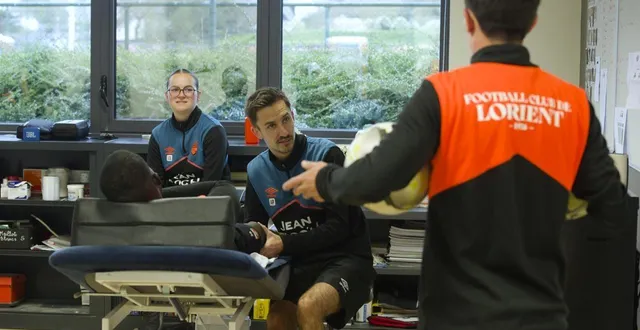 photo  antoine preynat, au centre, va rejoindre saint-etienne.  &copy;  thierry creux / ouest france 