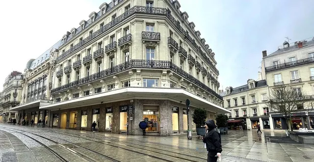 photo  selon la cfdt, le magasin bhv d’angers, sur la place du ralliement, est déserté autant par les marques que par les clients et les clientes.  &copy;  ouest-france 