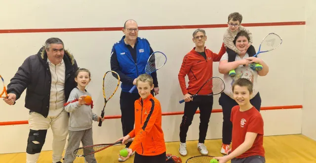 photo  tous les samedis, trois familles flériennes se retrouvent pour une pratique sportive différente. pour cette période, le squash est mis en avant.  &copy;  ouest-france 