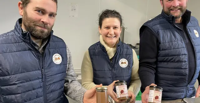 photo  le marron noir des mauges, une production émergente qui part à la conquête des papilles parisiennes. de gauche à droite : pierre fremondière, marine et benoît huntzinger.  &copy;  ouest-france 