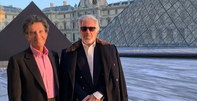 photo  une capture d’écran prise le 3 février 2026 à partir d’une vidéo publiée dans des documents relatifs à l’enquête sur le défunt délinquant sexuel condamné jeffrey epstein, et publiée par le département américain de la justice, montre jack lang, ancien ministre français de la culture, posant avec jeffrey epstein à la pyramide du louvre à paris.  &copy;  afp 