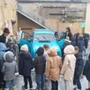 photo  camille et justine rimbault sont venues présenter leur 4l bleue prête pour le 4l trophy aux enfants de l’école saint-jacques, à la flèche. 
