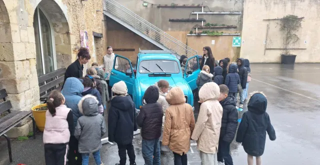photo  camille et justine rimbault sont venues présenter leur 4l bleue prête pour le 4l trophy aux enfants de l’école saint-jacques, à la flèche.  &copy;  ouest-france. 